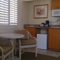 キチネットとテーブル。コンロとレンジもあります。