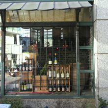 数寄屋通りの店舗の様子です。みゆき通りに近い所です。