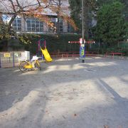 「東京盲唖学校発祥の地　日本点字制定の地」と書かれた碑があります