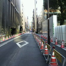 写真の右側は、工事中の数寄屋橋公園です。