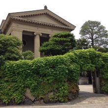 蔦に囲まれた雰囲気漂う美術館です。