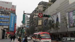 宿泊ホテル前の通りでした