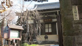 法明寺の参道にあります