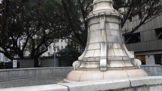 「台北公会堂」の前に建っています