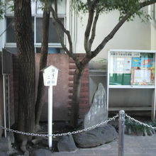 泰明小学校の西側の前に建てられている記念の石碑です。