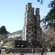 炉とレンガ造りの煙突しか残っていません