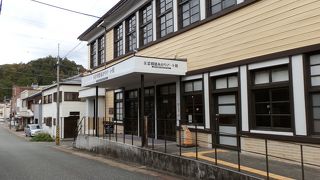 幻想的な展示空間が広がる「美濃和紙あかりアート展」