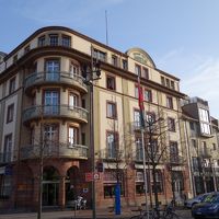 駅を出て左ななめ前すぐ！！