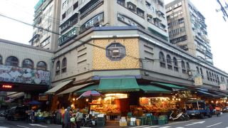 八百屋や魚屋が並ぶ