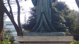 公園の隣にあって見えやすい春日のゆかりの人物像