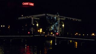 マヘレのはね橋の近くのネオンが目印