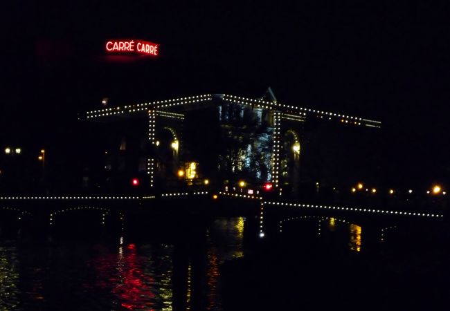 マヘレのはね橋の近くのネオンが目印