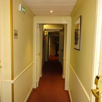 とても狭い廊下