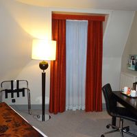 壁が傾斜している。椅子がひとつしかない。