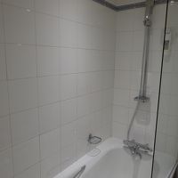 シャワー水圧低い。湯温はぎりぎりセーフ。