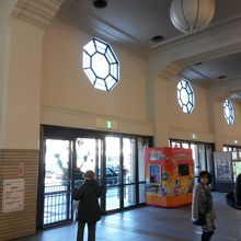 駅入口上部の八角形の窓