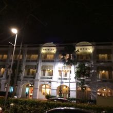 店内からRaffles Hotelを撮ったもの