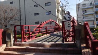 この橋の下に降りると(すぐには降りられず、回っていかなくてはならないが）そこにも発見がある。