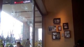 雰囲気のいいカフェテラスで　ピザなどのビュッフェをいただくのは贅沢な感じ