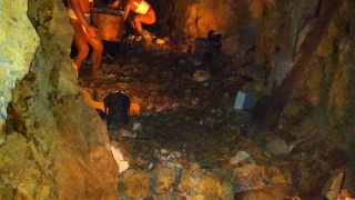 内部は寒いので長袖いりまっせ