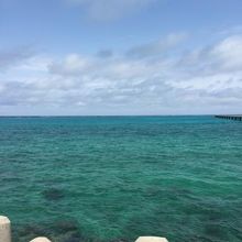 滑走路先の海。