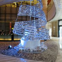 シックなロビーの吹き抜け下には巨大なツリー