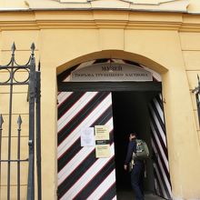 入り口には看守の蝋人形が立っていました。