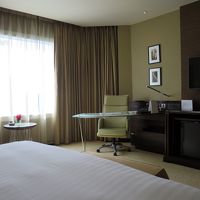 大きくて仕事向きのデスク上には日経新聞が置かれていました