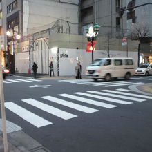 みゆき通りと直交する並木通りとの交差点の状況です。