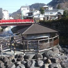 虎渓橋の赤と、渋いとっこの湯と桂川と、良い光景です。