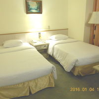 広くないですが狭くもない。スーツケース2つを広げる余裕あり。