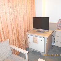 金庫は部屋にありません。フロントで貴重品を預けます。