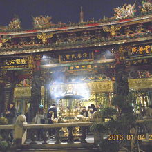 本堂です。線香の煙が立ち込めています。