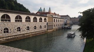 中心部を流れる川