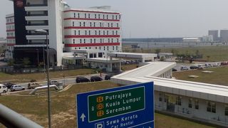 巨大で機能的な空港です