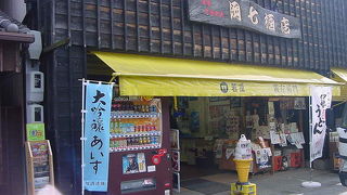 昔の雰囲気を残す酒屋さん