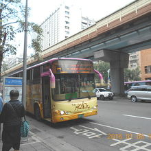 店の斜め前のバス停には九份行きのバスが止まって