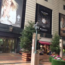 本館と東館の間の広場