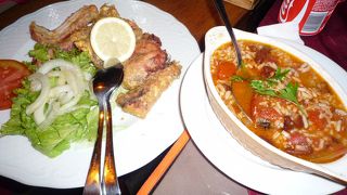 川沿いのレストラン