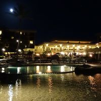 夜のプール側からのホテルを見ると。いい雰囲気ですね。