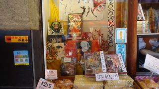 正月飾りのウインドーは下町らしさが出ていた。