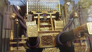 凄く豪華な御神輿……ガラス越しに見られます。