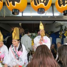 福娘に鈴でお祓いをしてもらっています。