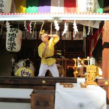 お囃子をしています。