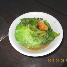 燙青菜（レタス？）40元　ニンニクが効いて美味