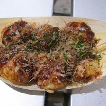 たこ焼きをソースで6個です。