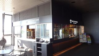 離着陸する飛行機を眺めながら、クラフトビールを味わう