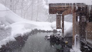 雪の時期の露天風呂は辛い