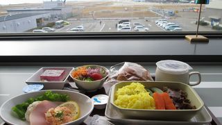 飛行機を見ながら食事できるベストポイント