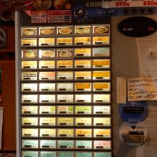 先に食券を購入します。お釣りの取り忘れに撮影時に気づきました